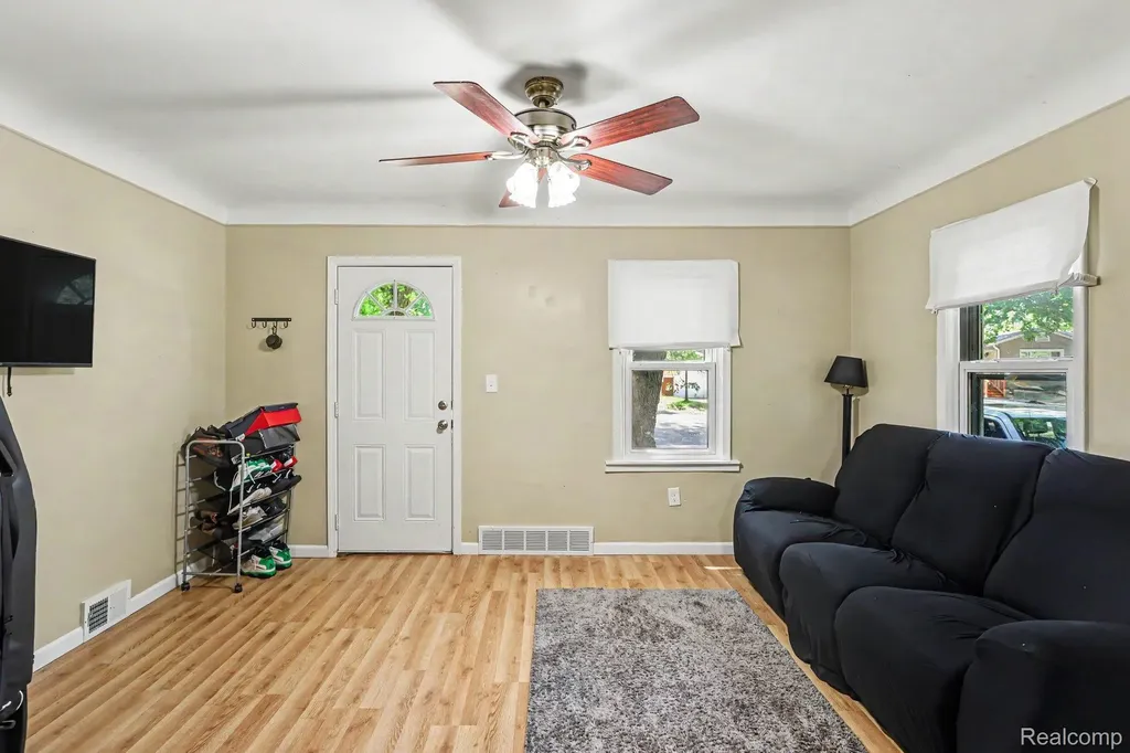 21408 Collingham Avenue Farmington Hills City MI 48336