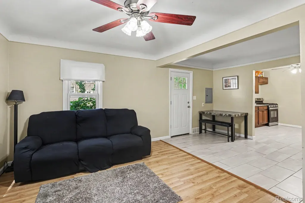 21408 Collingham Avenue Farmington Hills City MI 48336