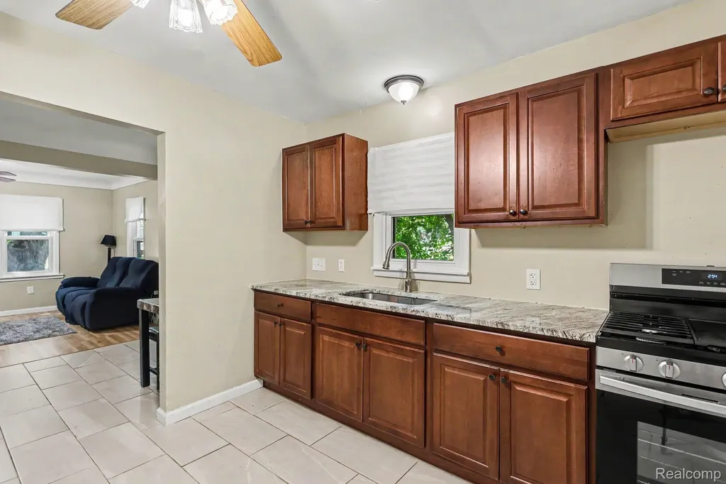 21408 Collingham Avenue Farmington Hills City MI 48336