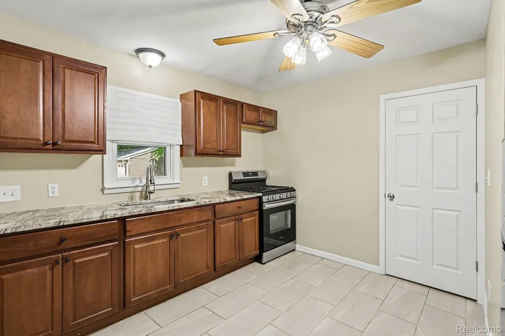 21408 Collingham Avenue Farmington Hills City MI 48336