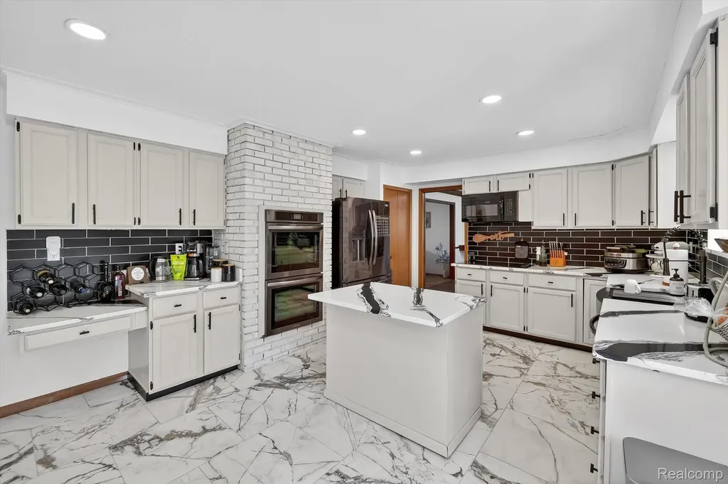 29801 Deer Run Farmington Hills City MI 48331