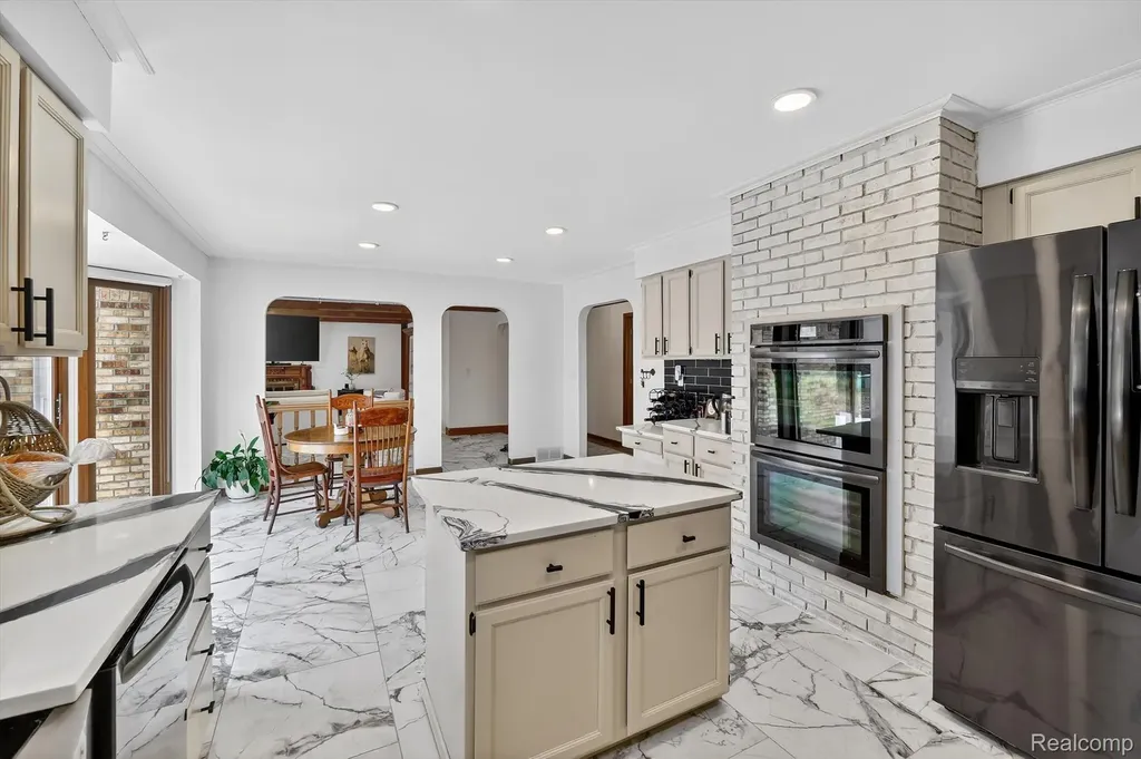 29801 Deer Run Farmington Hills City MI 48331