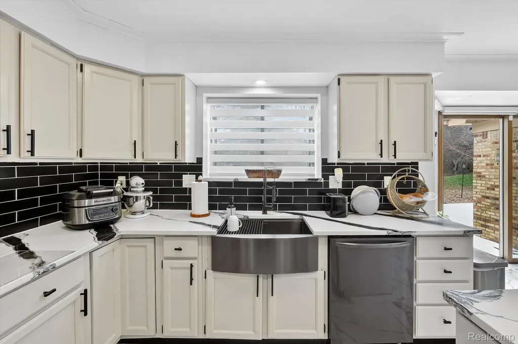29801 Deer Run Farmington Hills City MI 48331