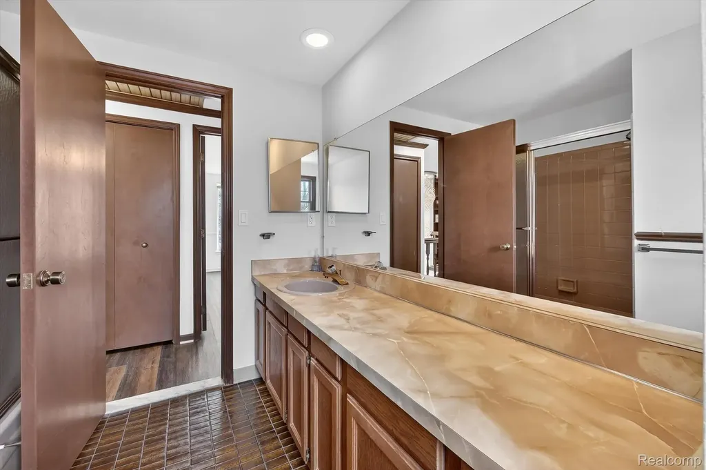 29801 Deer Run Farmington Hills City MI 48331