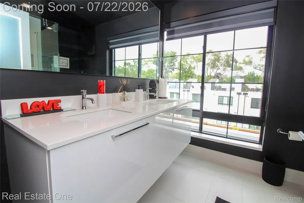 533 E Harrison Avenue Royal Oak City MI 48067