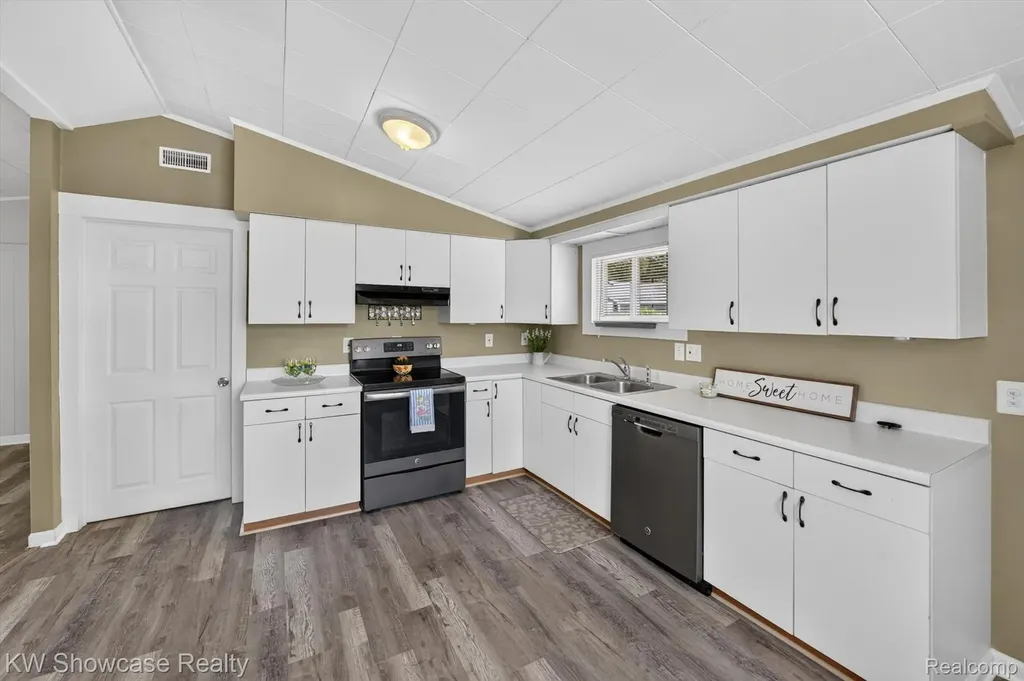 607 Mary Court Fenton City MI 48430