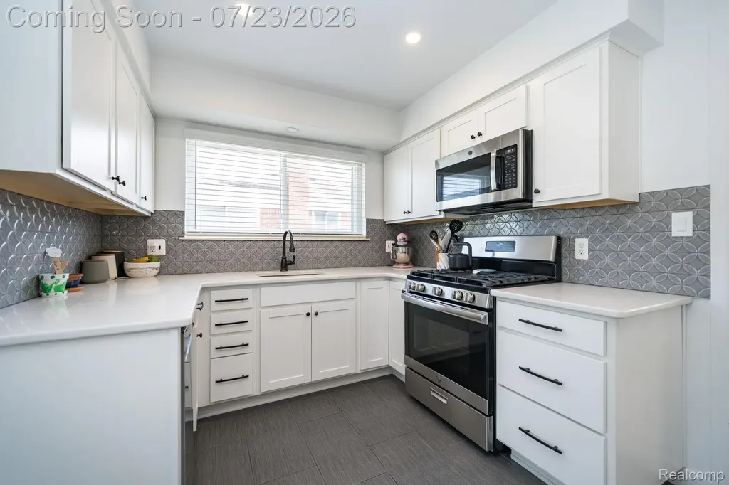 26731 Kelsey Drive Warren City MI 48091