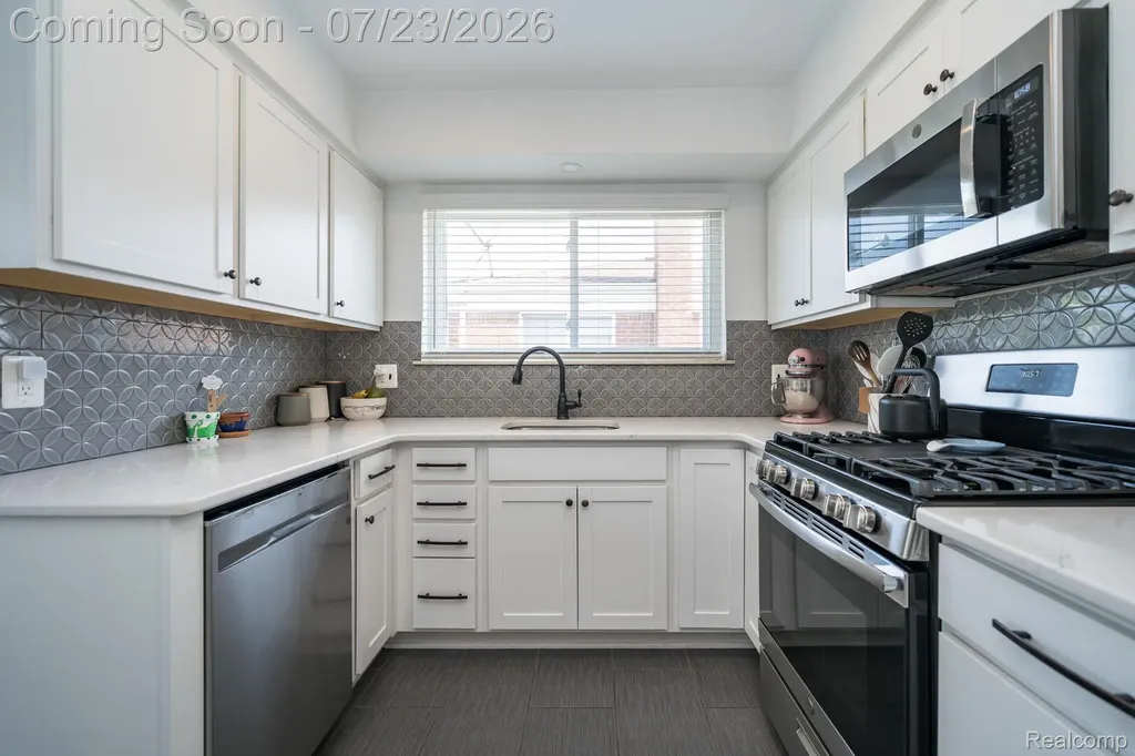 26731 Kelsey Drive Warren City MI 48091