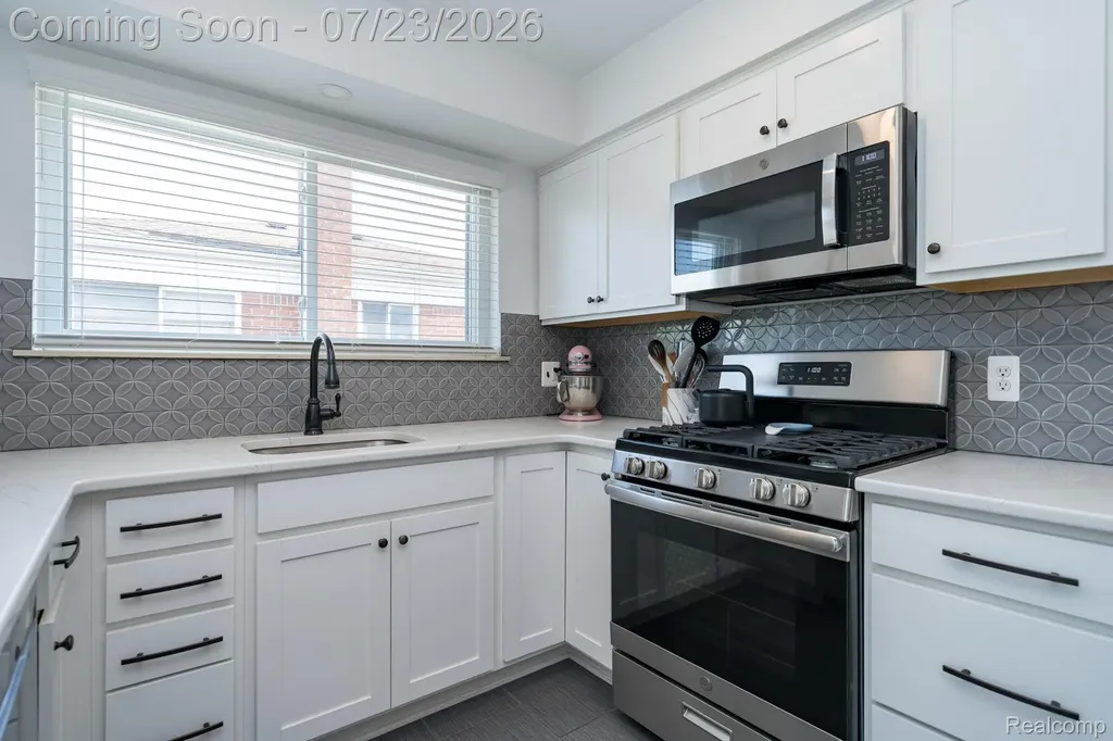 26731 Kelsey Drive Warren City MI 48091