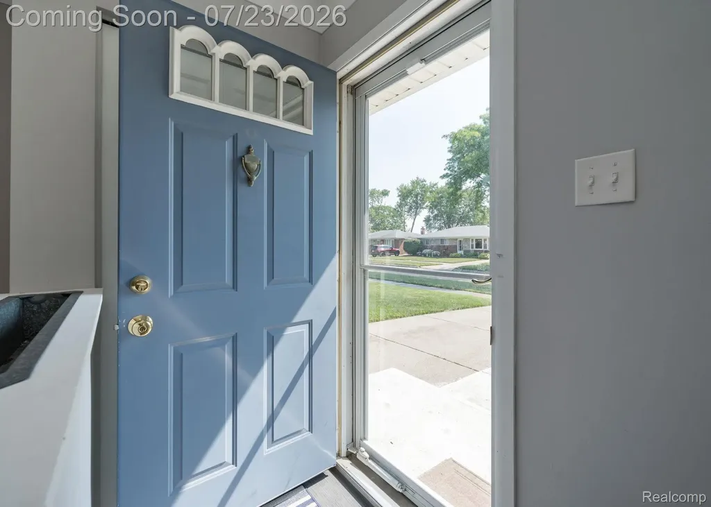 26731 Kelsey Drive Warren City MI 48091