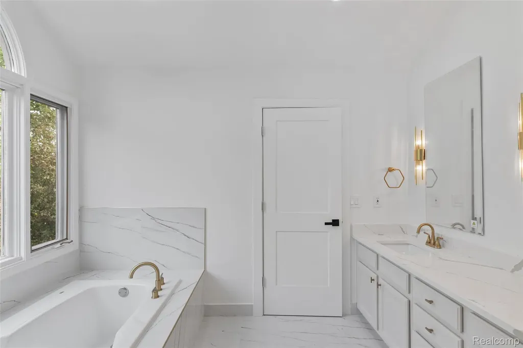 2841 Treyburn Lane West Bloomfield Charter Township MI 48324