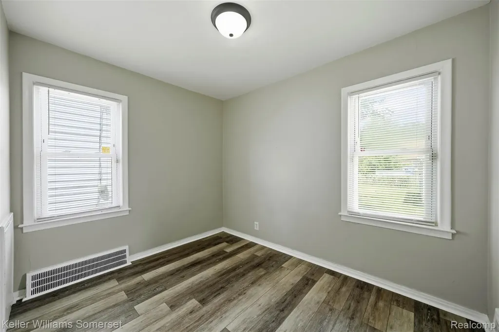 19693 Elkhart Street Harper Woods City MI 48225