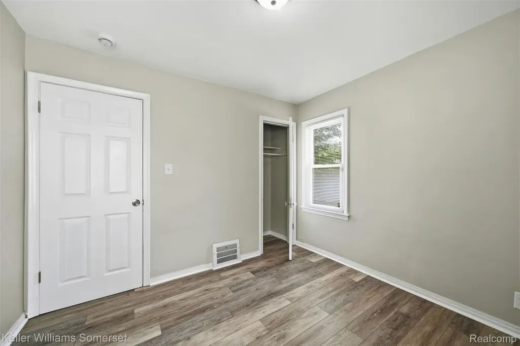 19693 Elkhart Street Harper Woods City MI 48225