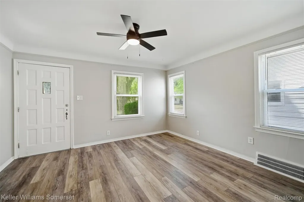 19693 Elkhart Street Harper Woods City MI 48225