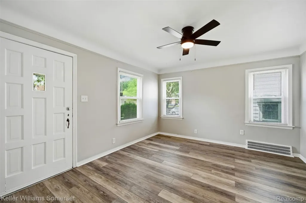 19693 Elkhart Street Harper Woods City MI 48225