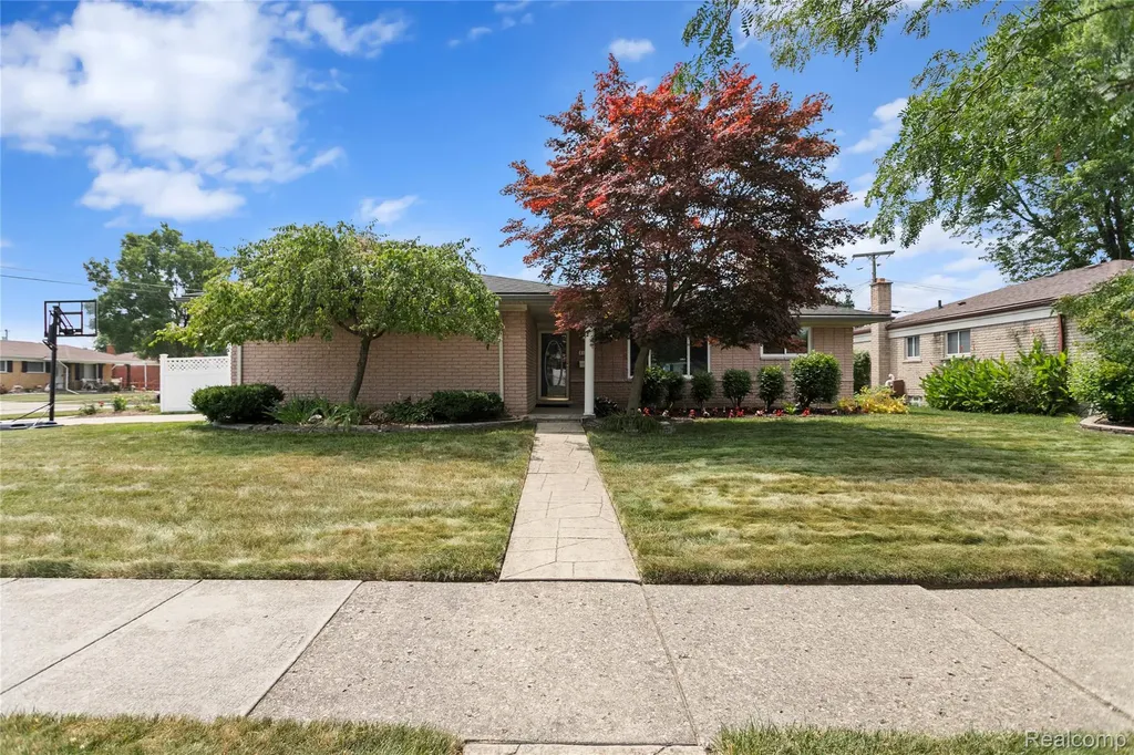 13842 Collins Drive Warren City MI 48088