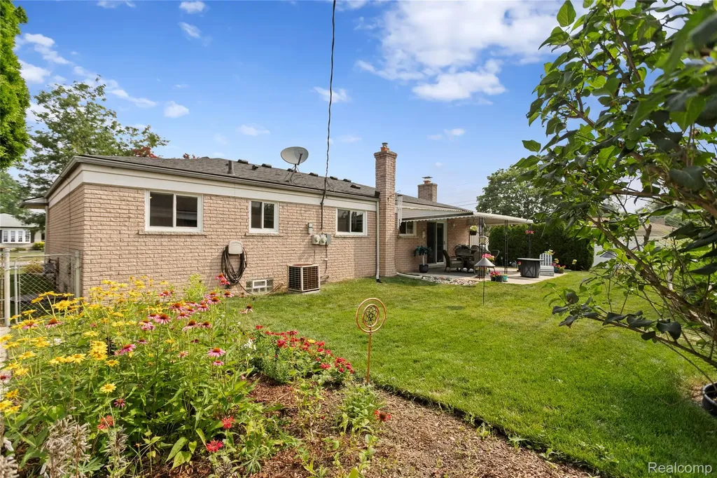 13842 Collins Drive Warren City MI 48088