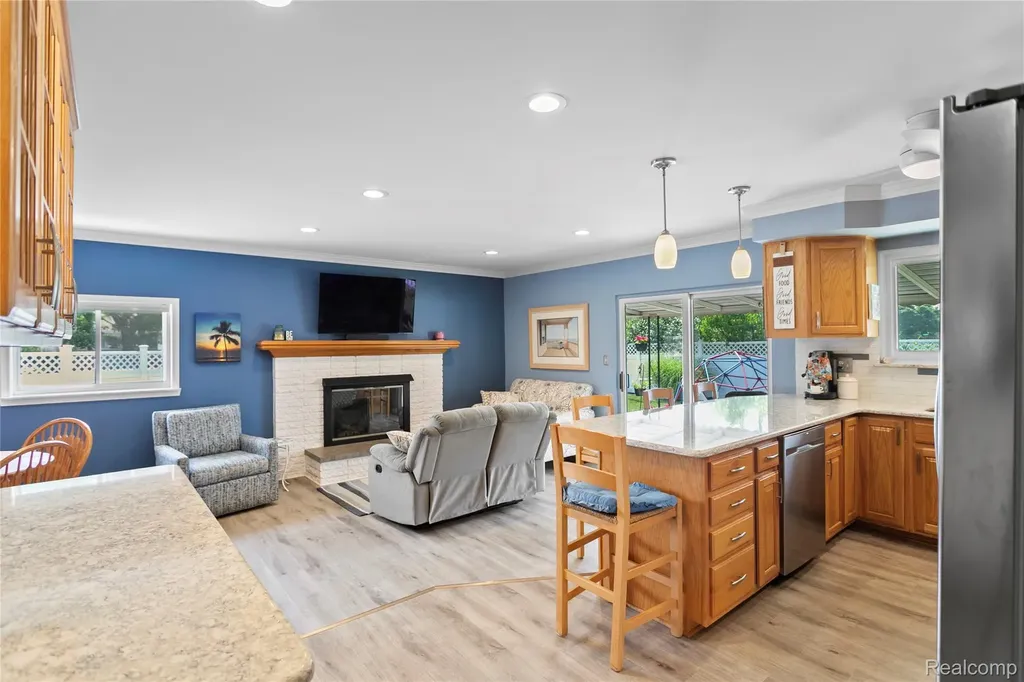 13842 Collins Drive Warren City MI 48088
