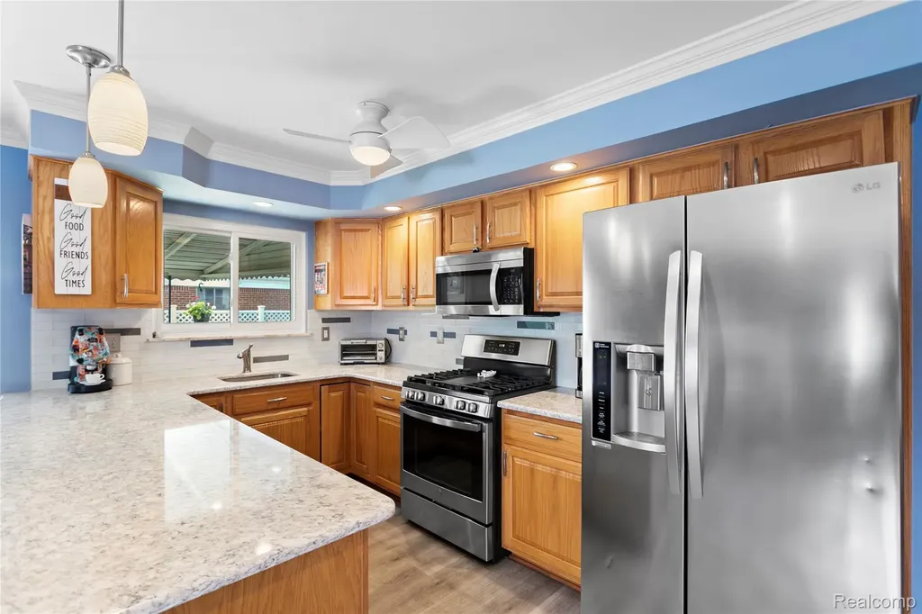 13842 Collins Drive Warren City MI 48088