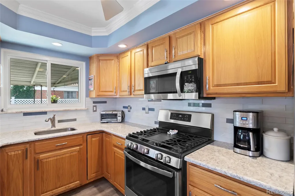 13842 Collins Drive Warren City MI 48088