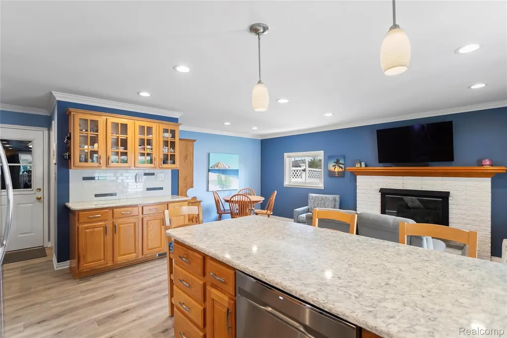 13842 Collins Drive Warren City MI 48088