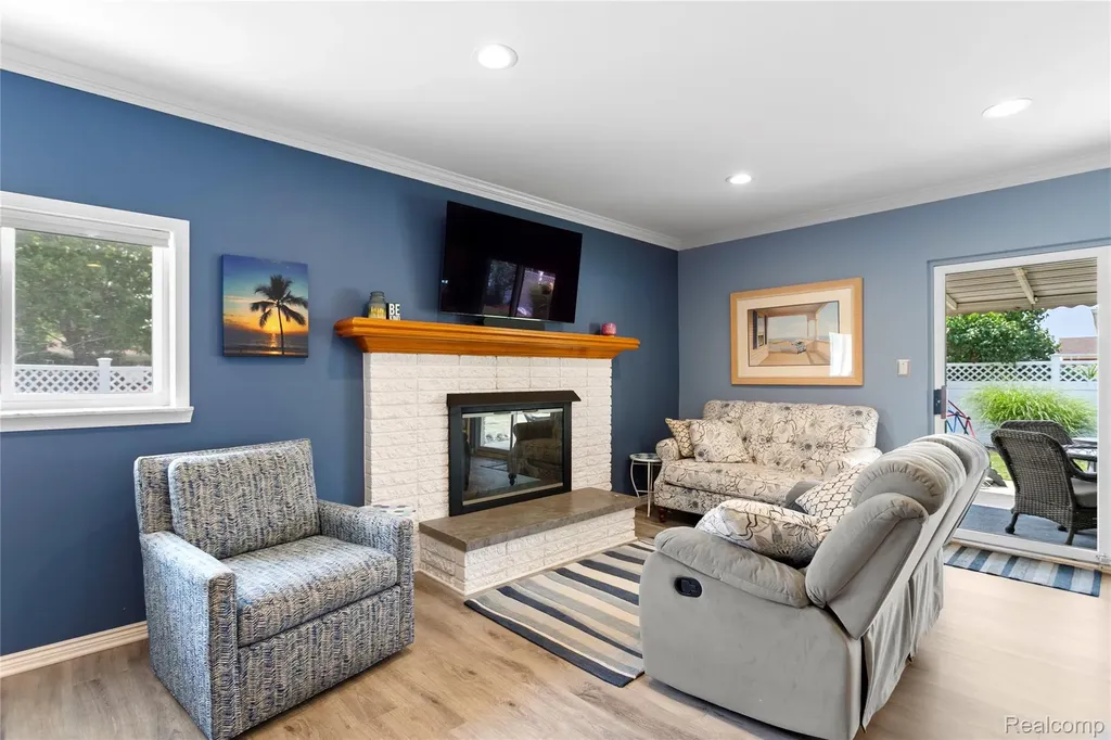 13842 Collins Drive Warren City MI 48088