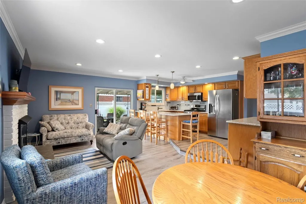 13842 Collins Drive Warren City MI 48088