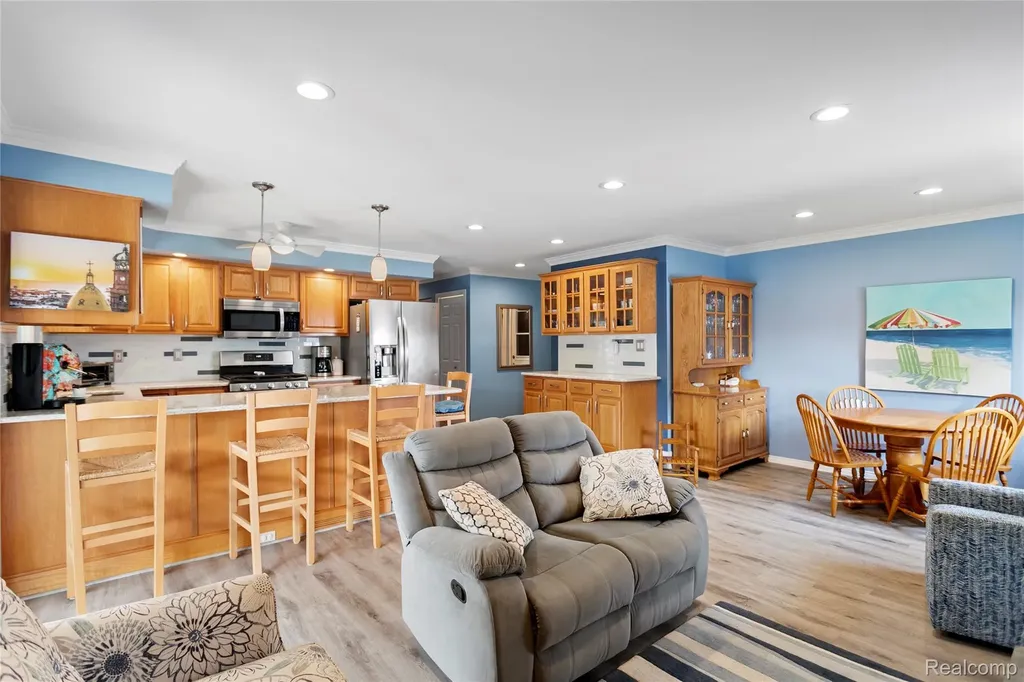 13842 Collins Drive Warren City MI 48088