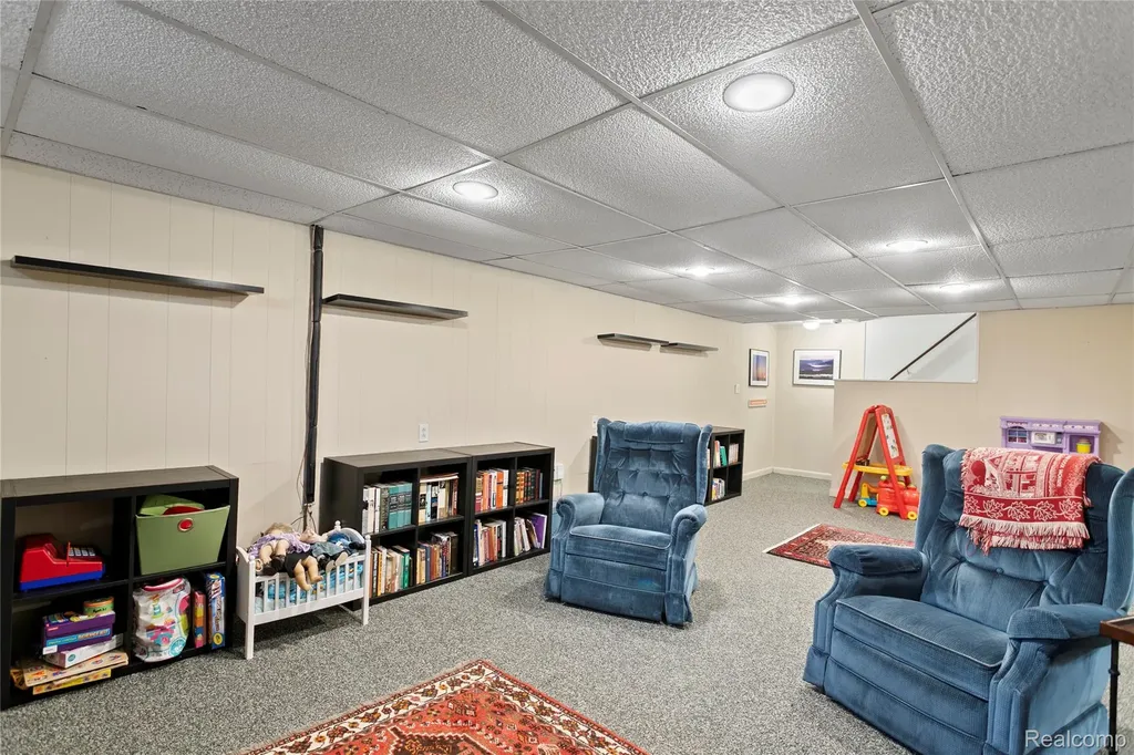 13842 Collins Drive Warren City MI 48088