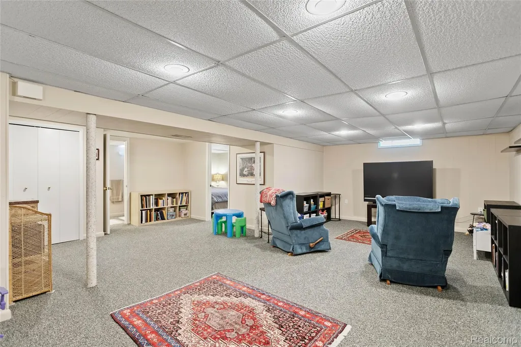 13842 Collins Drive Warren City MI 48088