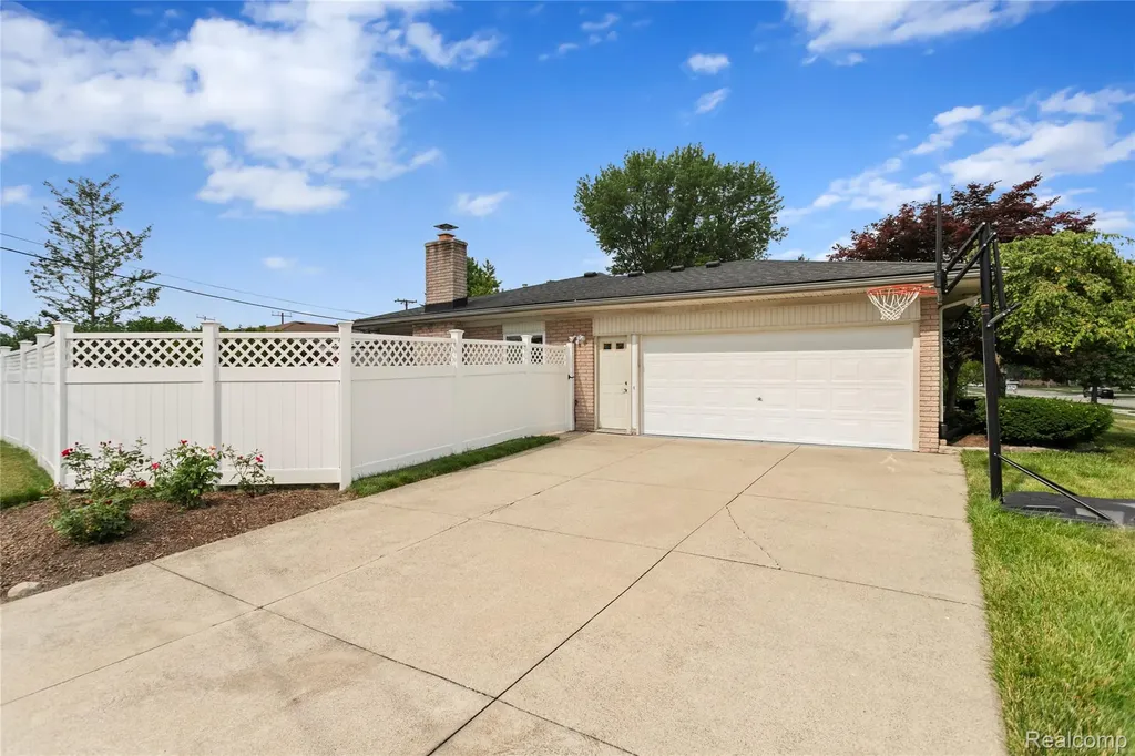 13842 Collins Drive Warren City MI 48088