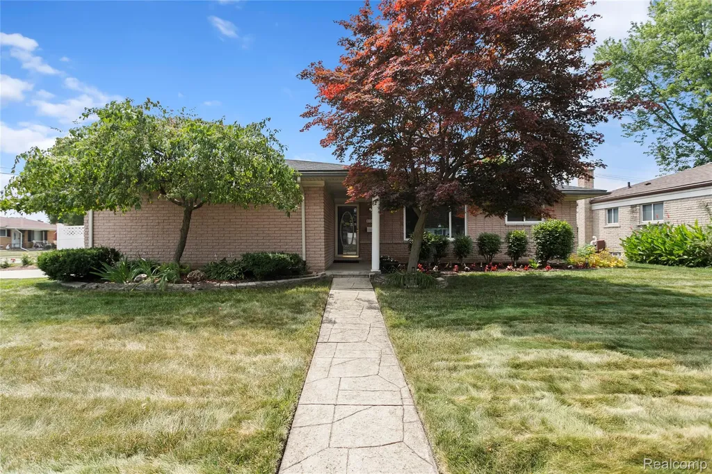 13842 Collins Drive Warren City MI 48088
