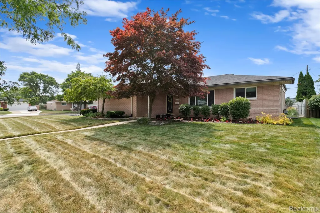 13842 Collins Drive Warren City MI 48088
