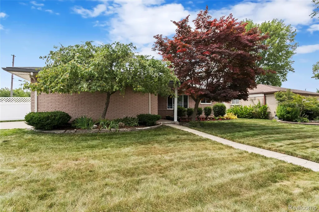 13842 Collins Drive Warren City MI 48088