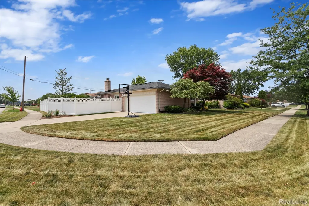 13842 Collins Drive Warren City MI 48088