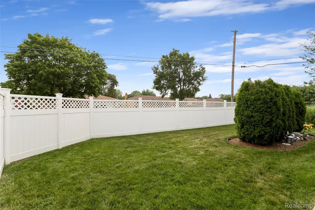 13842 Collins Drive Warren City MI 48088