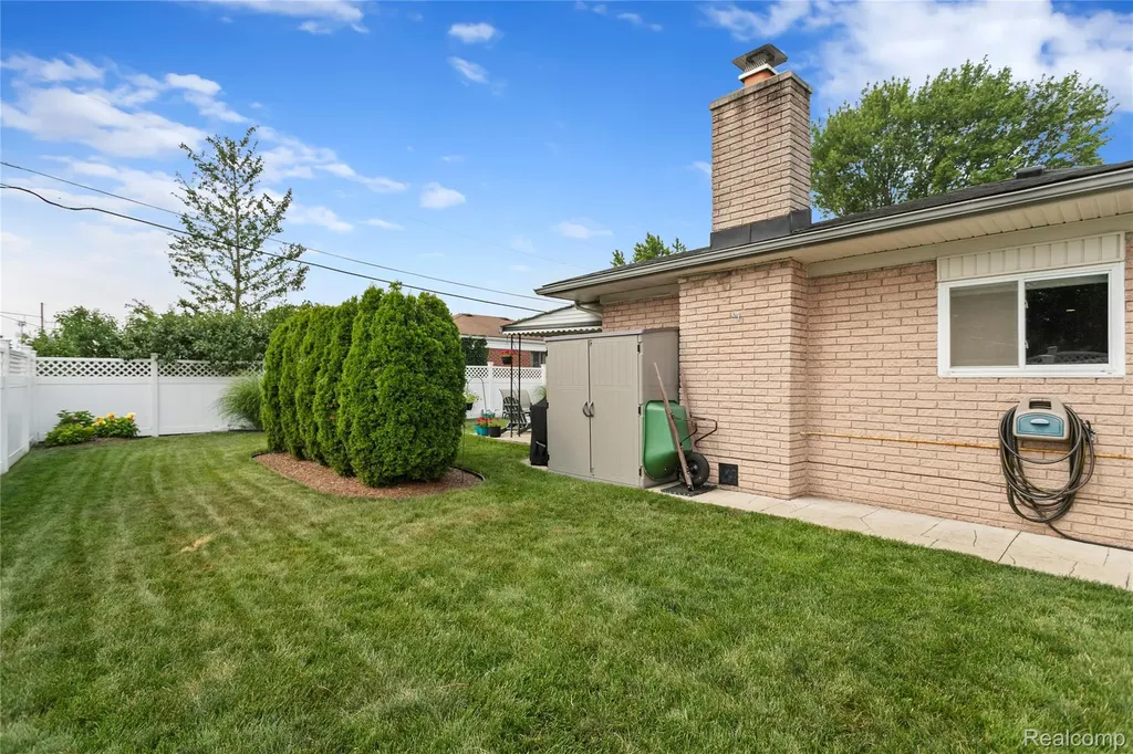 13842 Collins Drive Warren City MI 48088