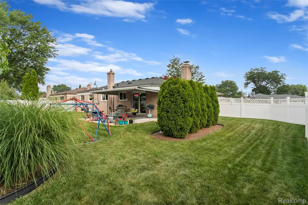 13842 Collins Drive Warren City MI 48088