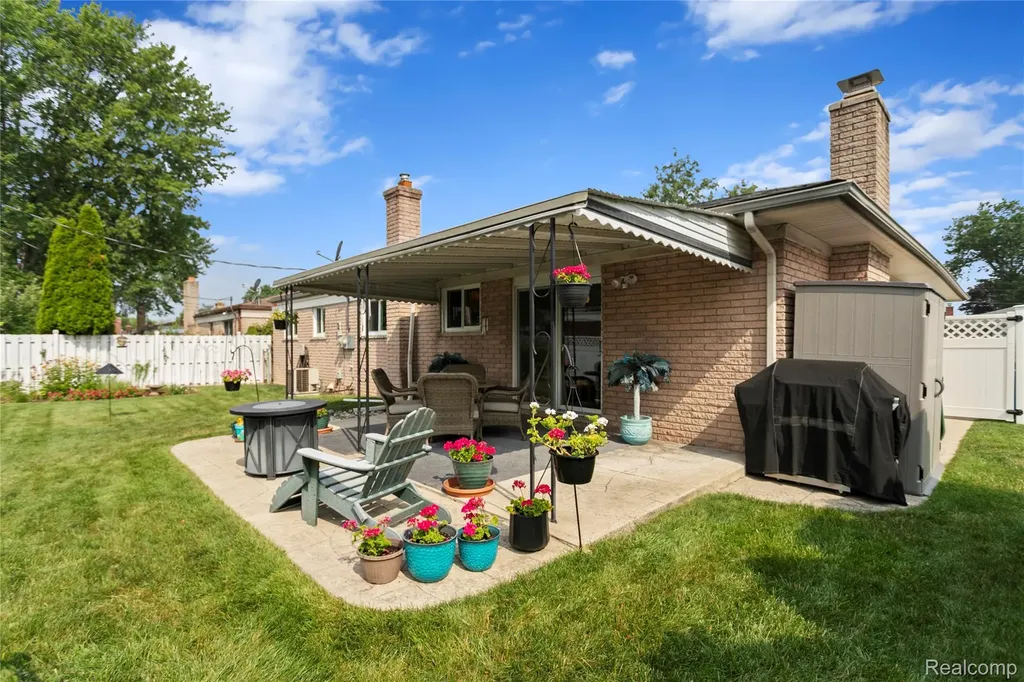 13842 Collins Drive Warren City MI 48088