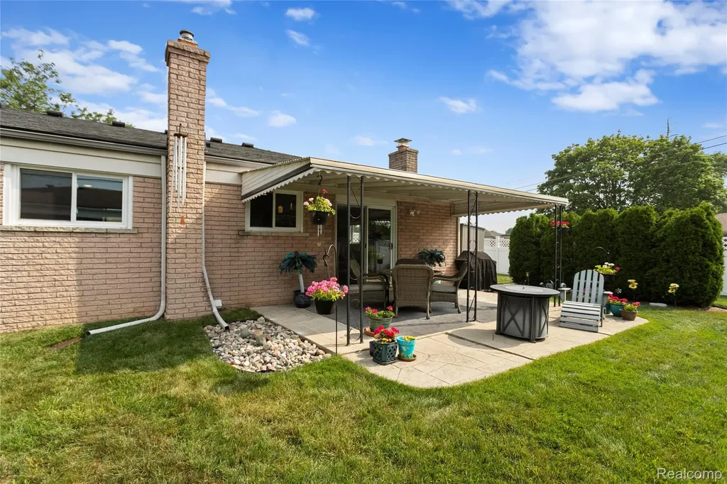13842 Collins Drive Warren City MI 48088