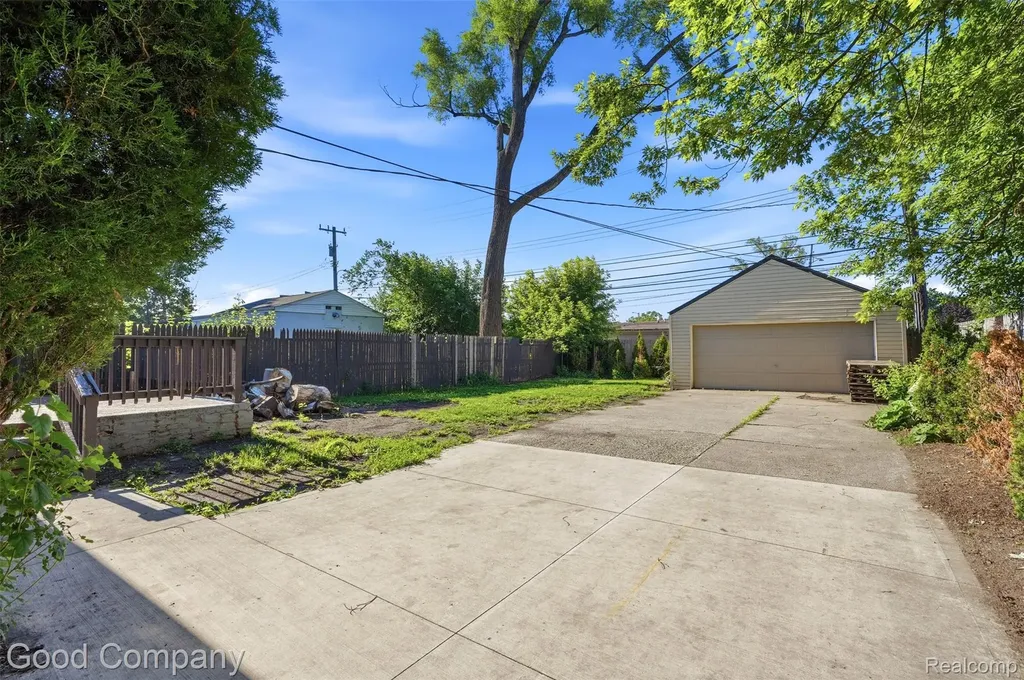520 E Muir Avenue Hazel Park City MI 48030