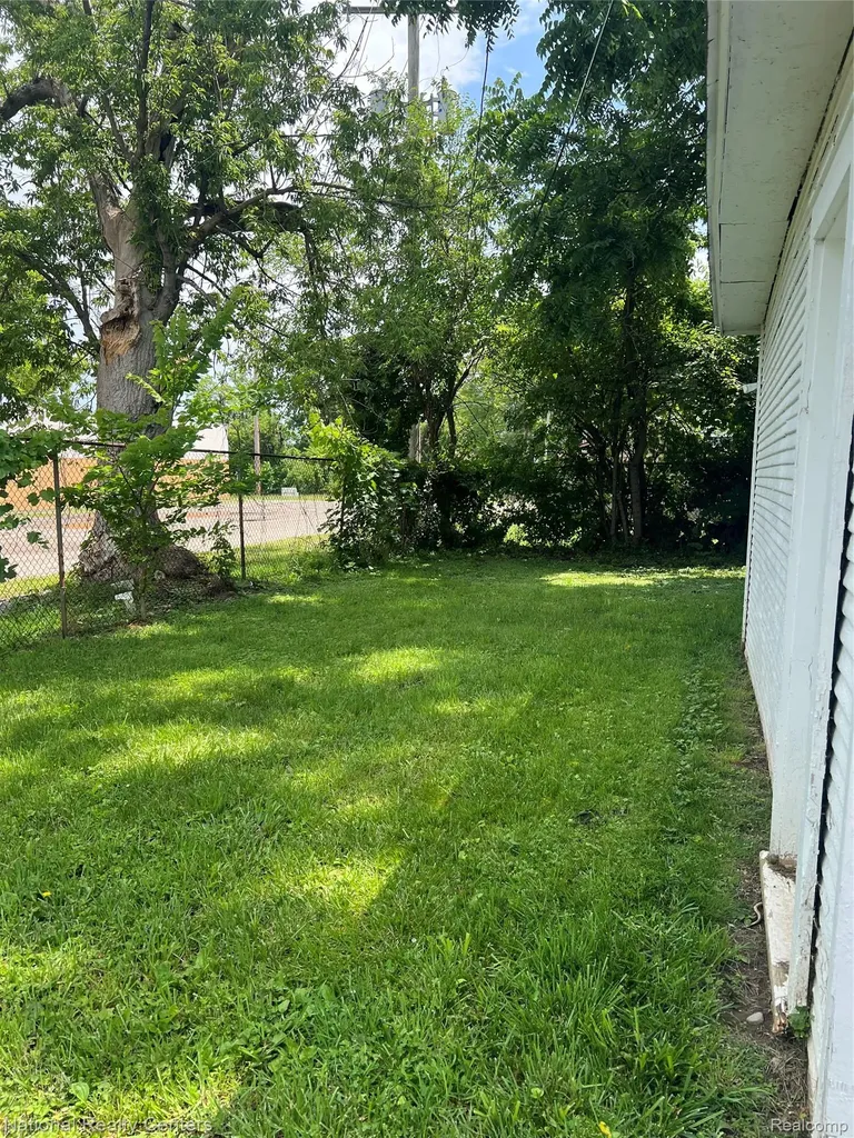 156 Mark Avenue Pontiac City MI 48341