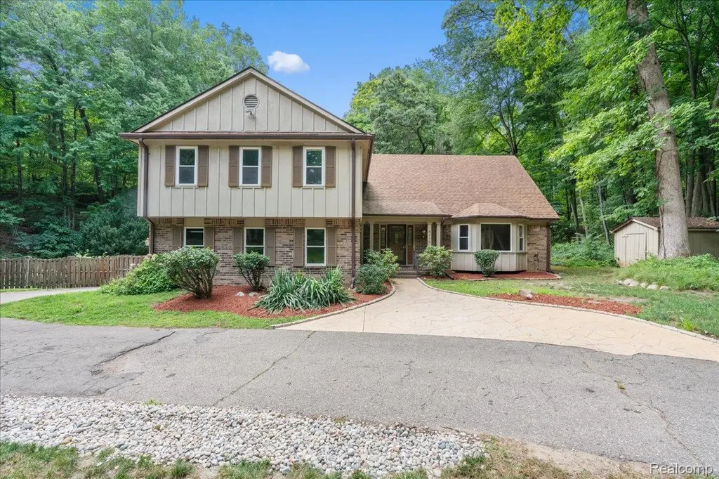 8115 Kiowa Trail Hamburg Township MI 48169