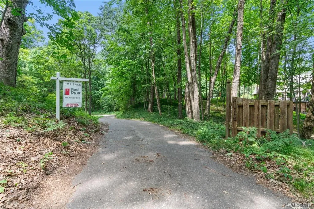 8115 Kiowa Trail Hamburg Township MI 48169