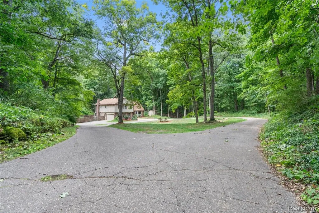 8115 Kiowa Trail Hamburg Township MI 48169
