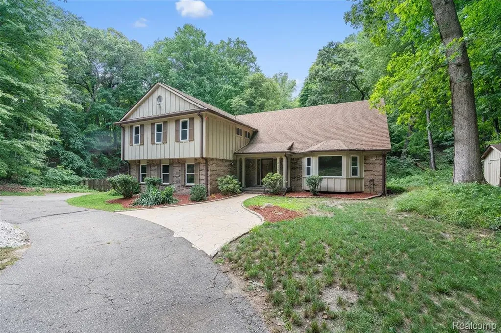 8115 Kiowa Trail Hamburg Township MI 48169