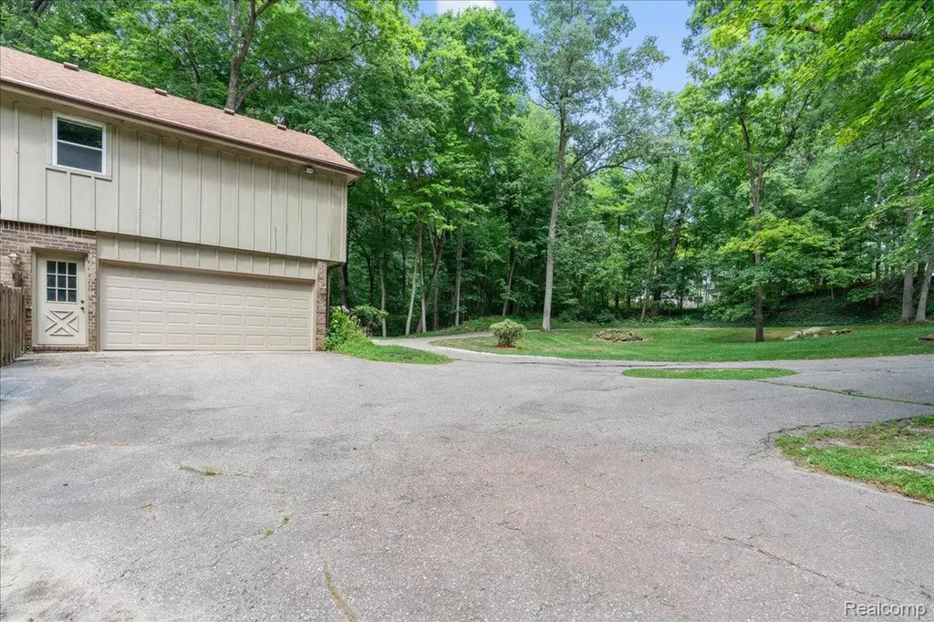 8115 Kiowa Trail Hamburg Township MI 48169