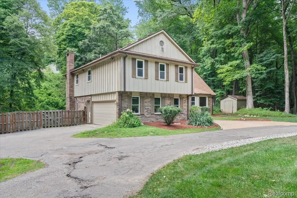 8115 Kiowa Trail Hamburg Township MI 48169