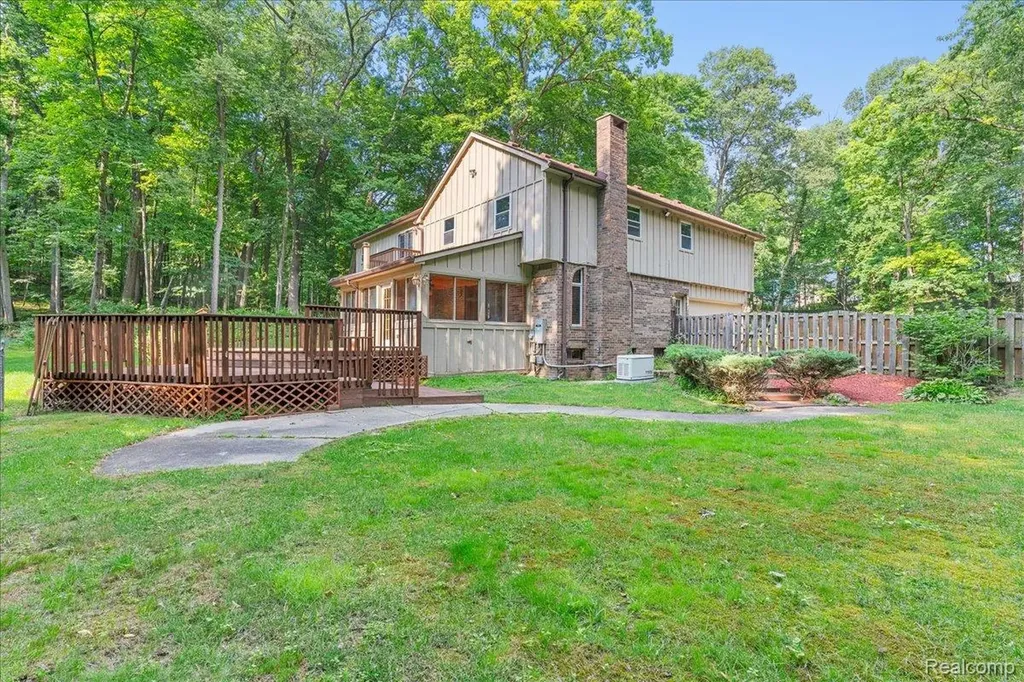 8115 Kiowa Trail Hamburg Township MI 48169