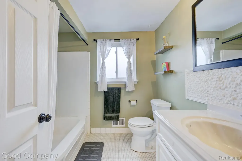 2410 E Lincoln Avenue Royal Oak City MI 48067